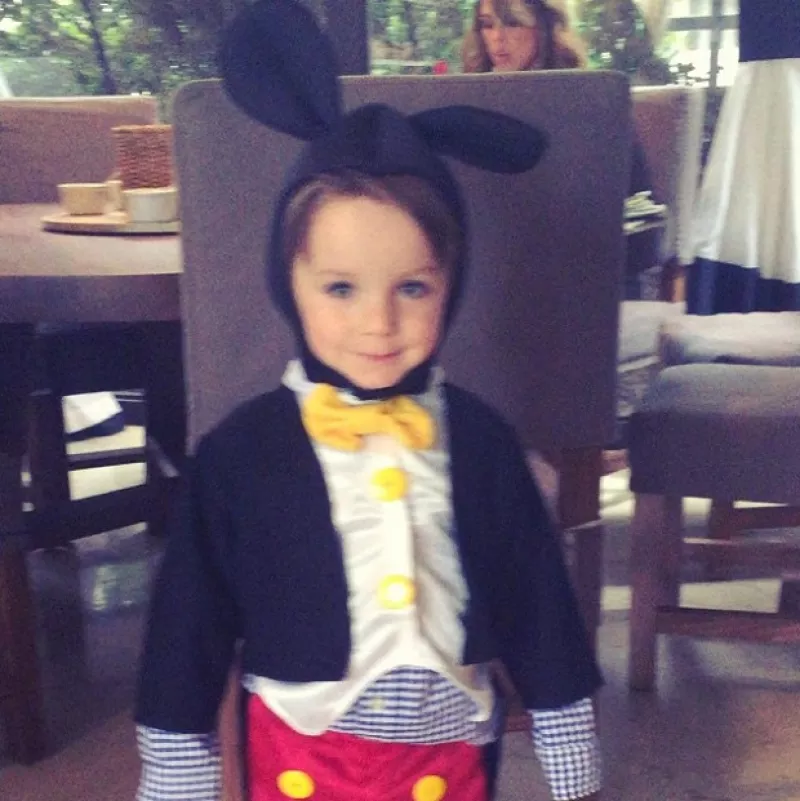 La ojiazul presumió a su pequeño disfrazado de Mickey Mouse, pero además compartió lo tierno y dulce que es cuando se trata de demostrarle su amor a mamá.