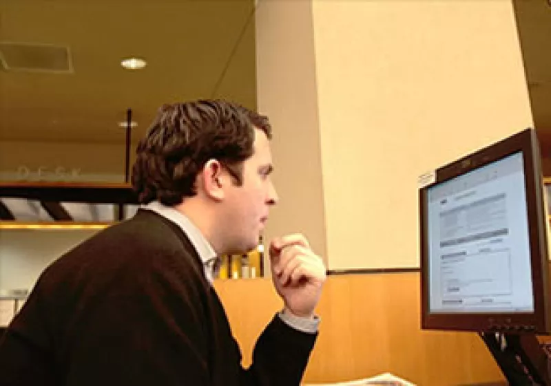 Los expertos recomiendan el uso de Facebook, Twitter y LinkedIn. (Foto: Cortesía CNNMoney.com)