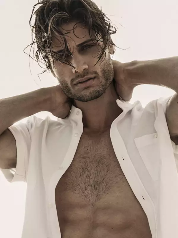Para Alosian, este fue su primer papel como actor, pues anteriormente se había dedicado a ser modelo.