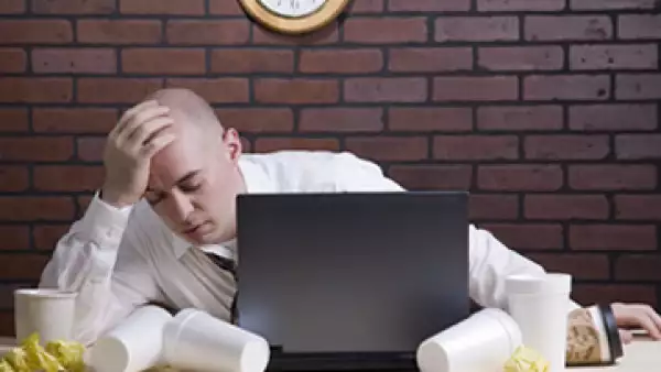 Tener dos trabajos representa un desgaste que puede resultar en una inestabilidad familiar, personal y de salud. (Foto: Getty Images)