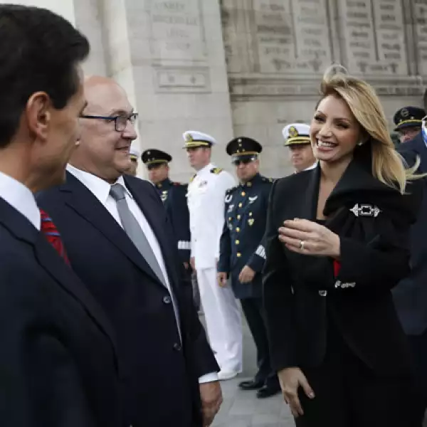 En la ceremonia por los soldados desconocidos en el Arco del Triunfo en el Día de la Bastilla.
