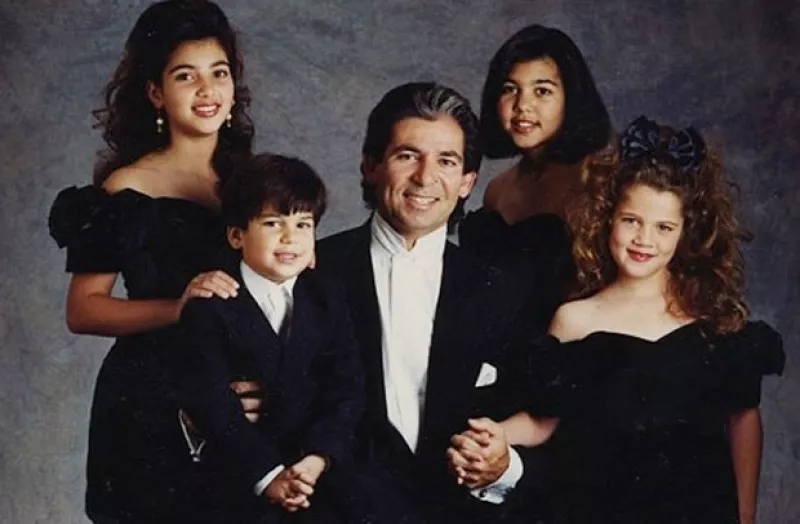 De acuerdo con InTouch, la viuda de Robert Kardashian compartió el diario de su fallecido esposo en el que habría escrito que Kris Jenner golpeó a Kim y abandonaba frecuentemente a su familia.
