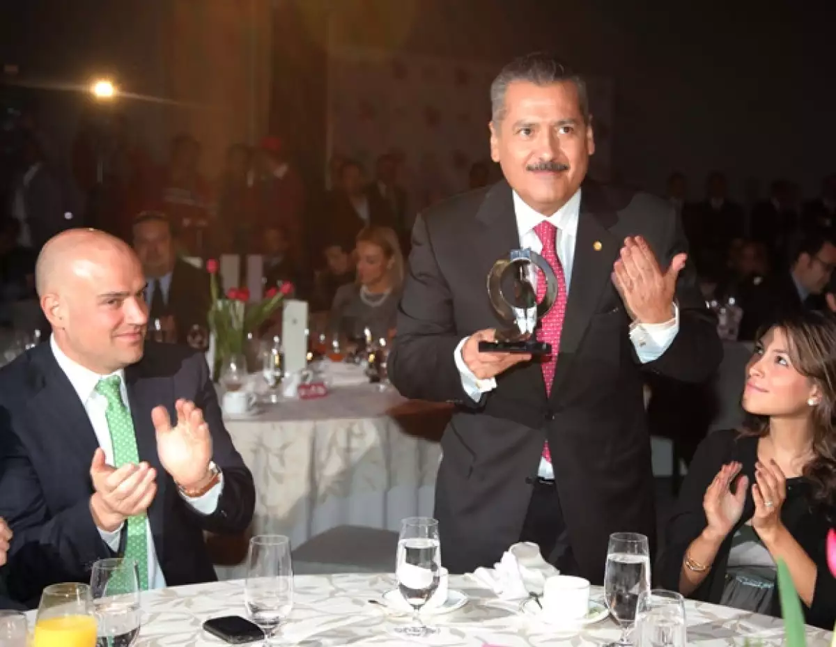 Manlio Fabio Beltrones mostró su reconocimiento a los fotógrafos.