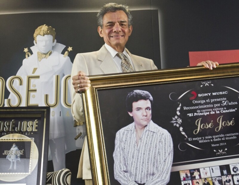 José José recibió Disco de Oro y un reconocimiento por sus 50 años carrera por parte de Sony Music.