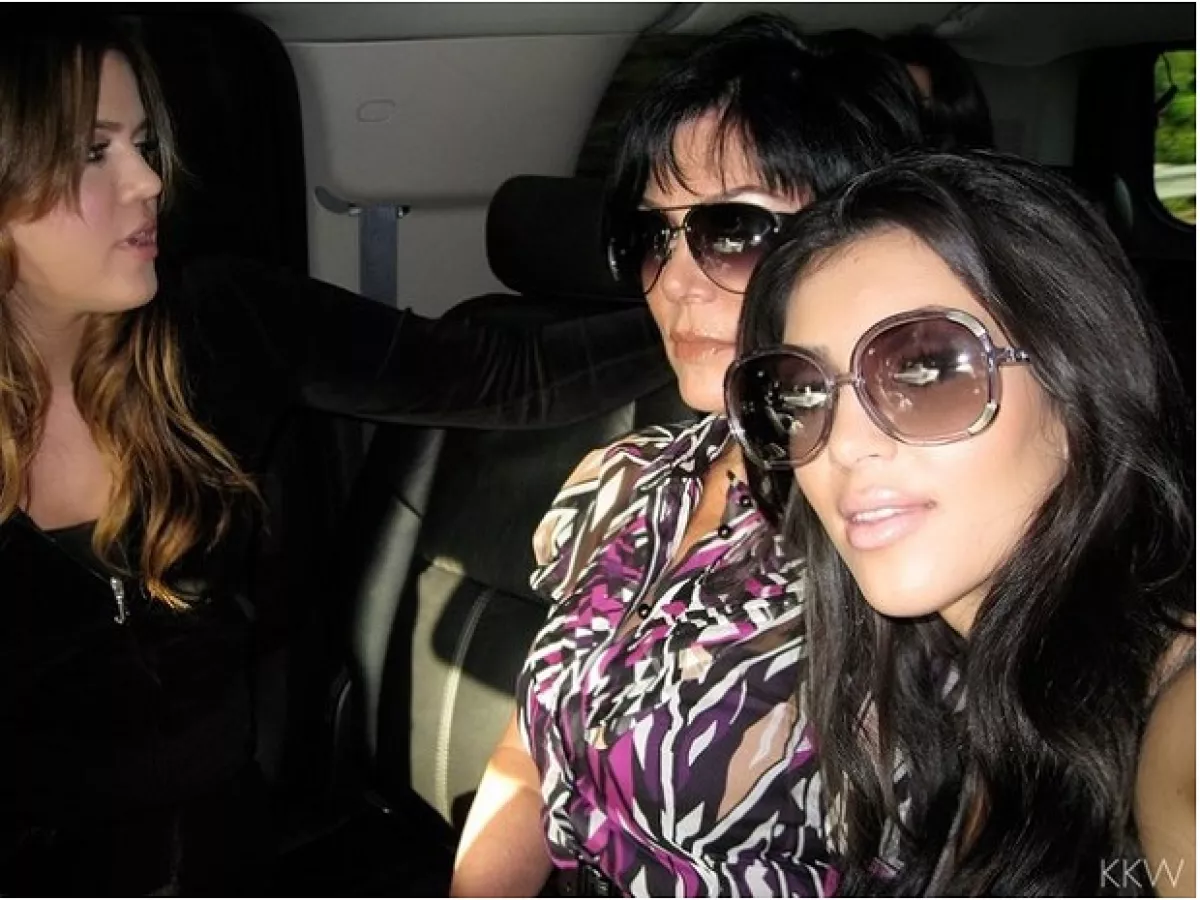 La estrella de reality finalmente reveló las fotos del momento en el que junto con su familia llevaban a Khloé a la cárcel.