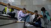Los estudiantes de la escuela asisten a una lección mientras se refugian dentro de una estación de metro durante una alerta de ataque aéreo, en medio del ataque de Rusia a Ucrania, en Kiev, Ucrania, el 3 de mayo de 2023.