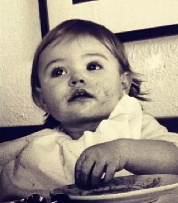 Poco después el actor compartió en la red social esta imagen de Elena, aprendiendo a comer.