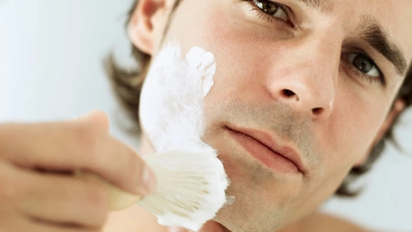 Con una brocha aplica la crema de afeitar; si usaste aceite ponla encima. Evita las que producen mucha espuma, por ejemplo las de lata, porque dificultan el paso de la cuchilla.