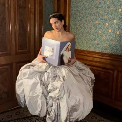 Foto de Rosalía con el disco 