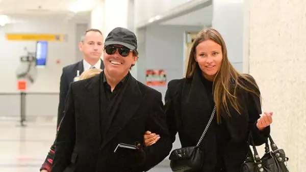 Desde hace más de un año el cantante ha mantenido una relación aparentemente estable con una mujer a quien "presentó" muy a su manera durante sus conciertos en el Auditorio Nacional en 2013.