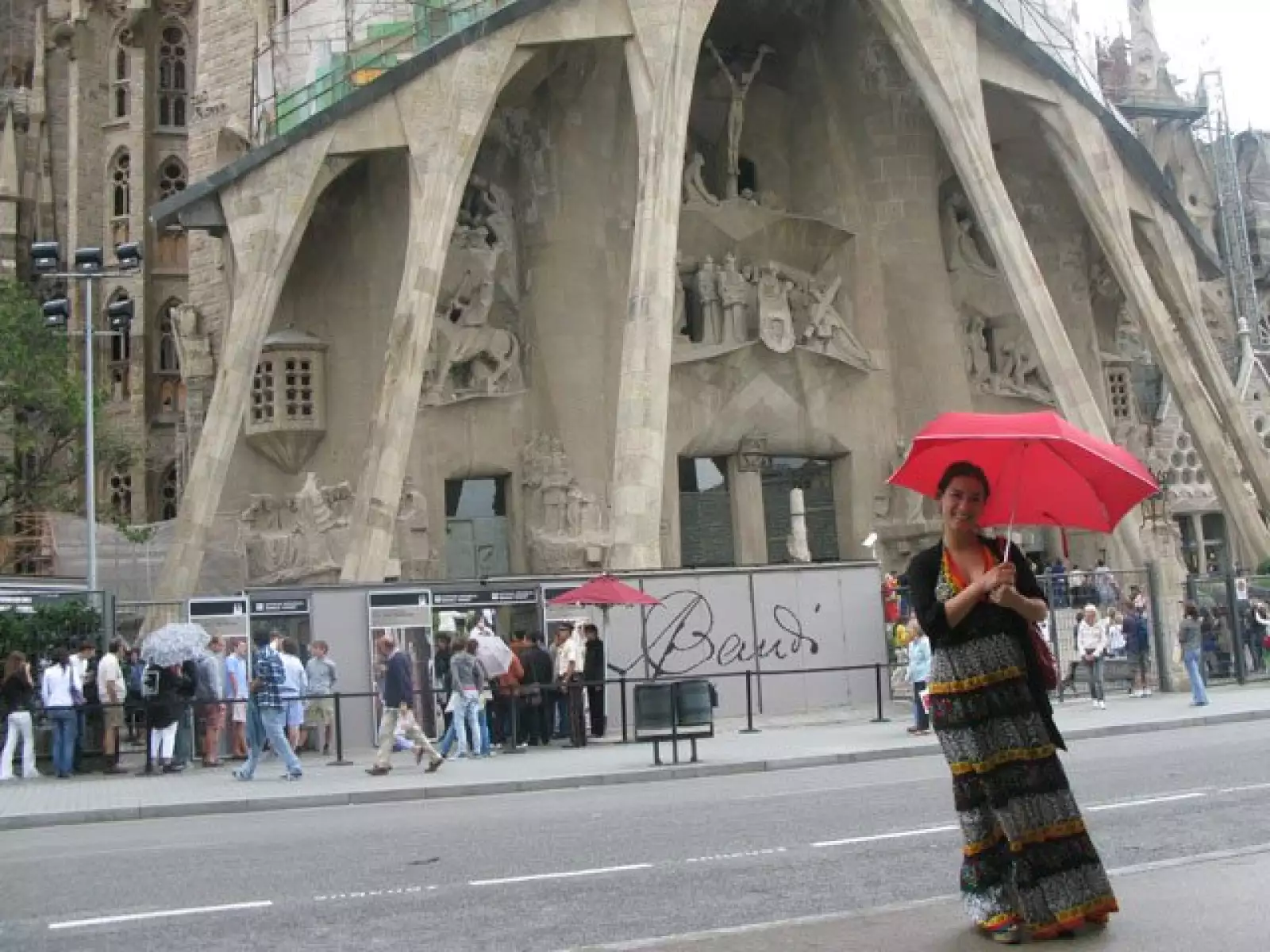 Aquí Claudia, frente a la iglesia de La Sagrada Familia.