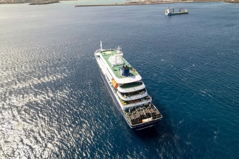 Esta imagen aérea muestra una vista general del crucero MV Hondius estacionario en el puerto de Praia, la capital de Cabo Verde, el 3 de mayo de 2026.