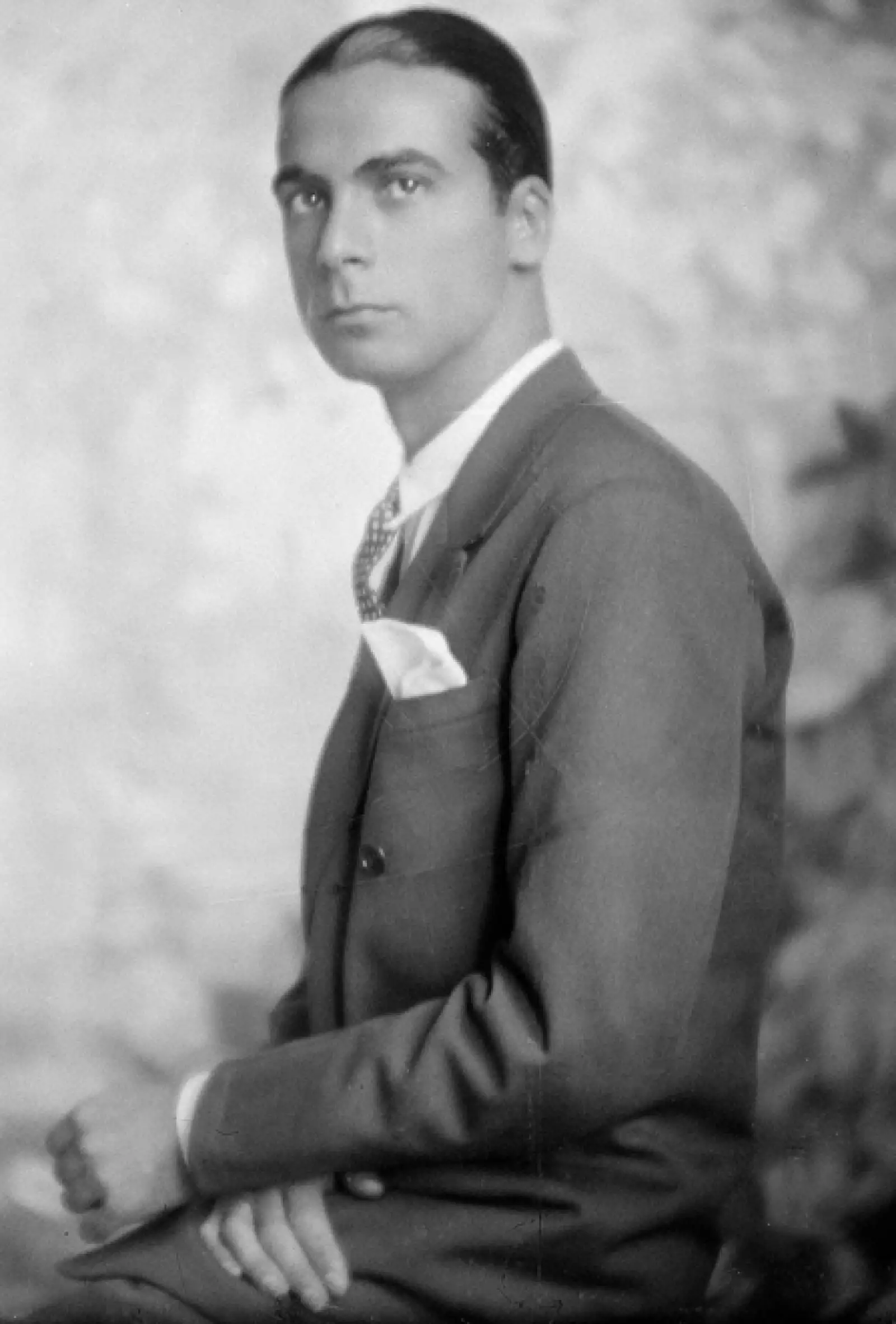 Nació en Guetaria en 1895 y desarrolló su carrera en París. Destacó por su elaboración de nuevos patrones y formas y se retiró en 1968 con la llegada del Pret-a-Porter. El creativó murió en Valencia en 1972 heredándonos un legado inspirador.