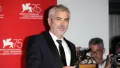 Alfonso Cuarón con el León de Oro de Venecia.