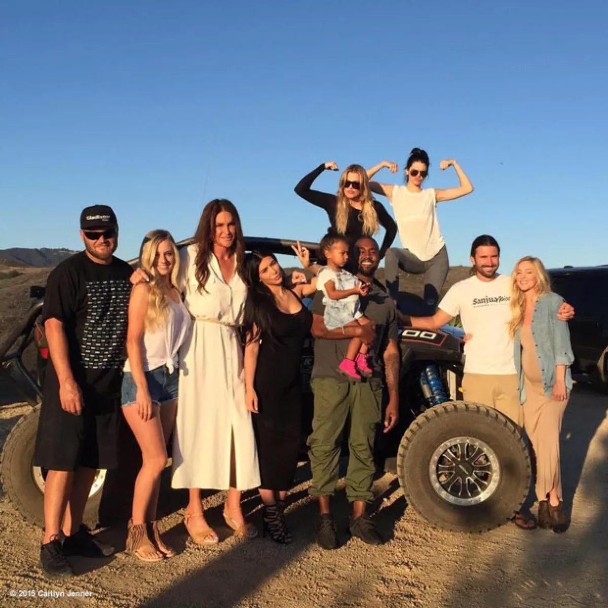 El orgulloso padre y padrastro de los Kardashian-Jenner, publicó su primer foto festejando su primer Día del Padre como mujer, además de agradecer el apoyo incondicional que le ha brindado su familia.