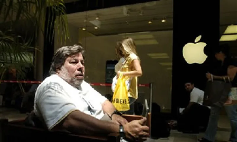 Wozniak dijo que planeaba revisar su correo y platicar con seguidores de Apple mientras esperaba. (Foto: AP)