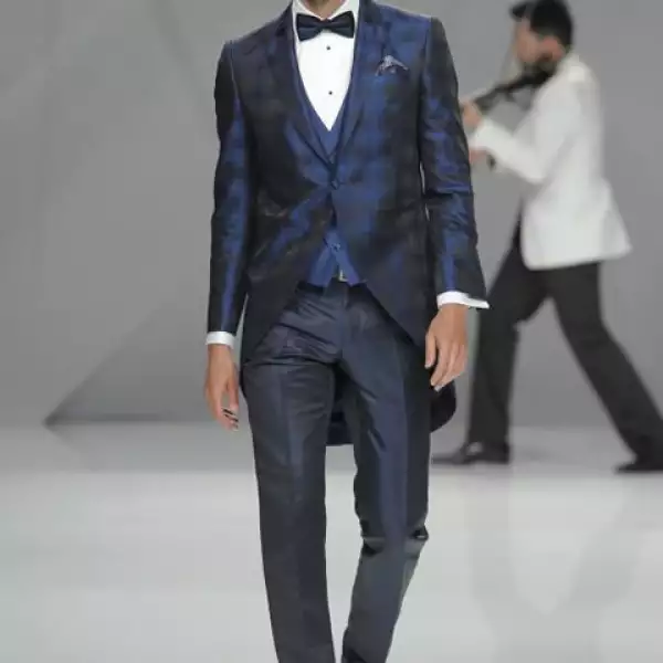 Ofrece al hombre la herramienta perfecta para un evento perfecto, combinando líneas definidas y patrones ajustados