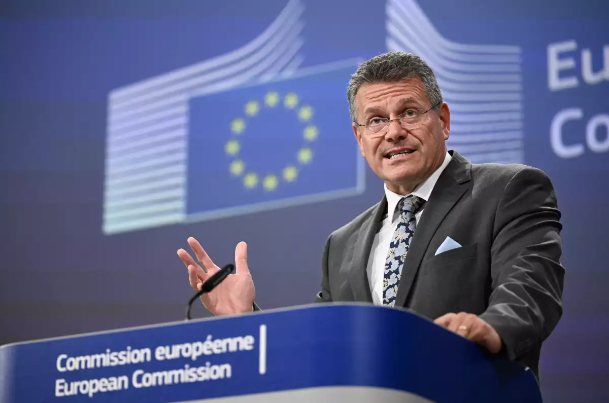 El vicepresidente de la Comisión Europea de Relaciones Interinstitucionales, Maros Sefcovic, hace un gesto mientras habla durante una conferencia de prensa después de una reunión del Comité Conjunto UE-Reino Unido y el Consejo de Asociación UE-Reino Unido en la sede de la UE en Bruselas, el 16 de mayo de 2024.