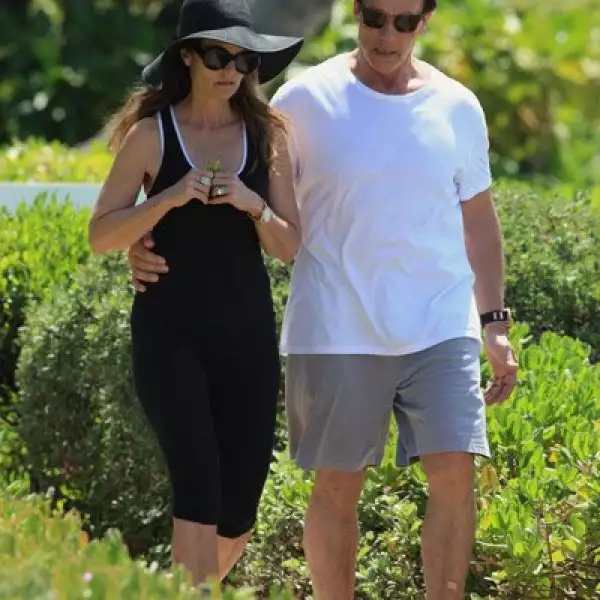 Arnold Schwarzenegger se vio cariñoso con su esposa, Maria Shriver, durante sus vacaciones en Maui, Hawai.