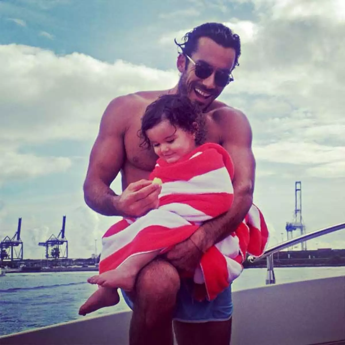 El feliz papá secando a su hija, quien cada vez se ve más grande.