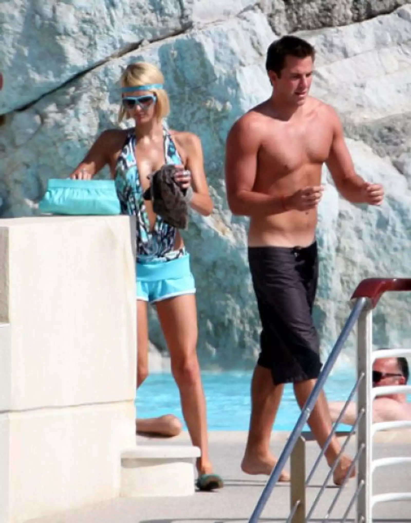 Después, la heredera y su novio recogieron su pertenencias y se retiraron de la alberca.