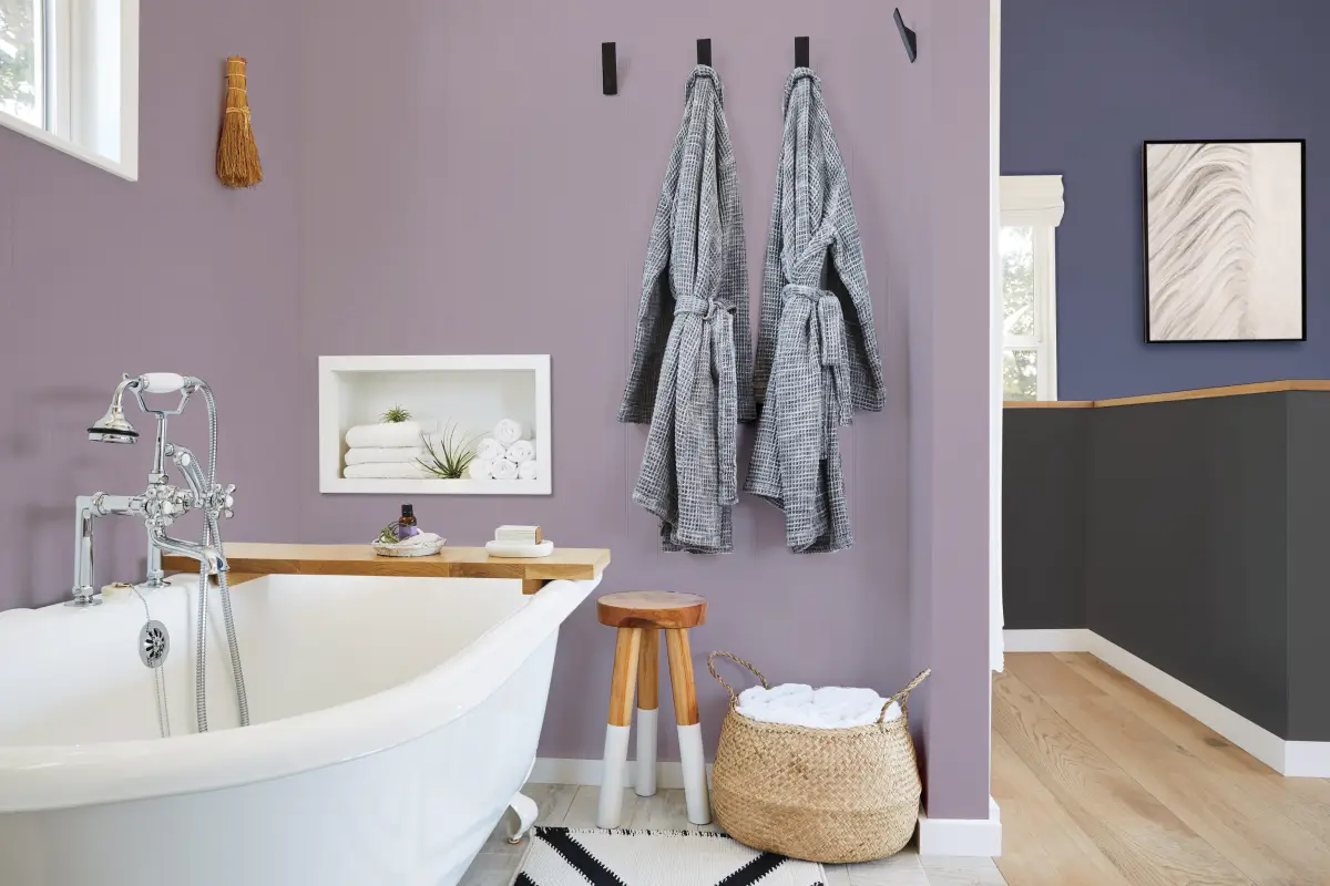 Baño con un muro pintado de Moly, el color del año 2023 de Comex