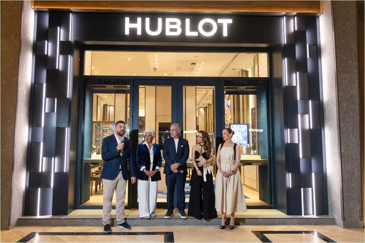 Foto de José García Villarreal, CEO de Grupo Ultra (al centro), acompañado de su familia en la inauguración de la boutique Hublot.