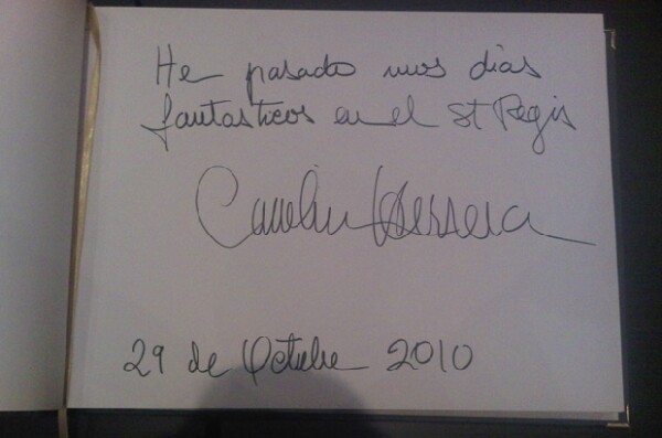 La diseñadora dejó plasmada su firma en el libro de visitas de The St. Regis Mexico City.