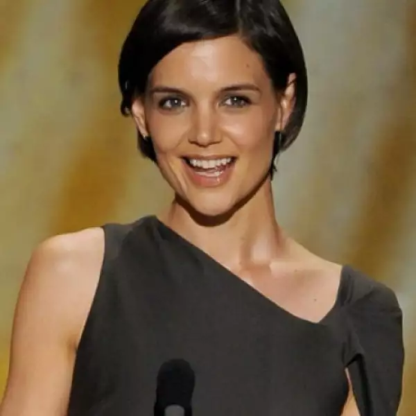 Katie Holmes es otra de las que nunca se ha alejado de su color natural. Si hay algún cambio, será en el largo, pues la esposa de Tom Cruise gusta de experimentar con flecos y volumen.