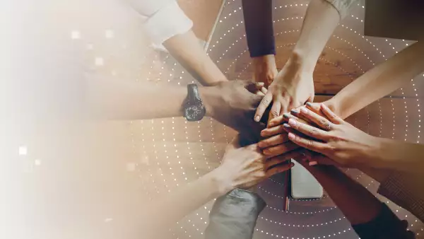 Manos apiladas que se unen para el trabajo en equipo empresarial