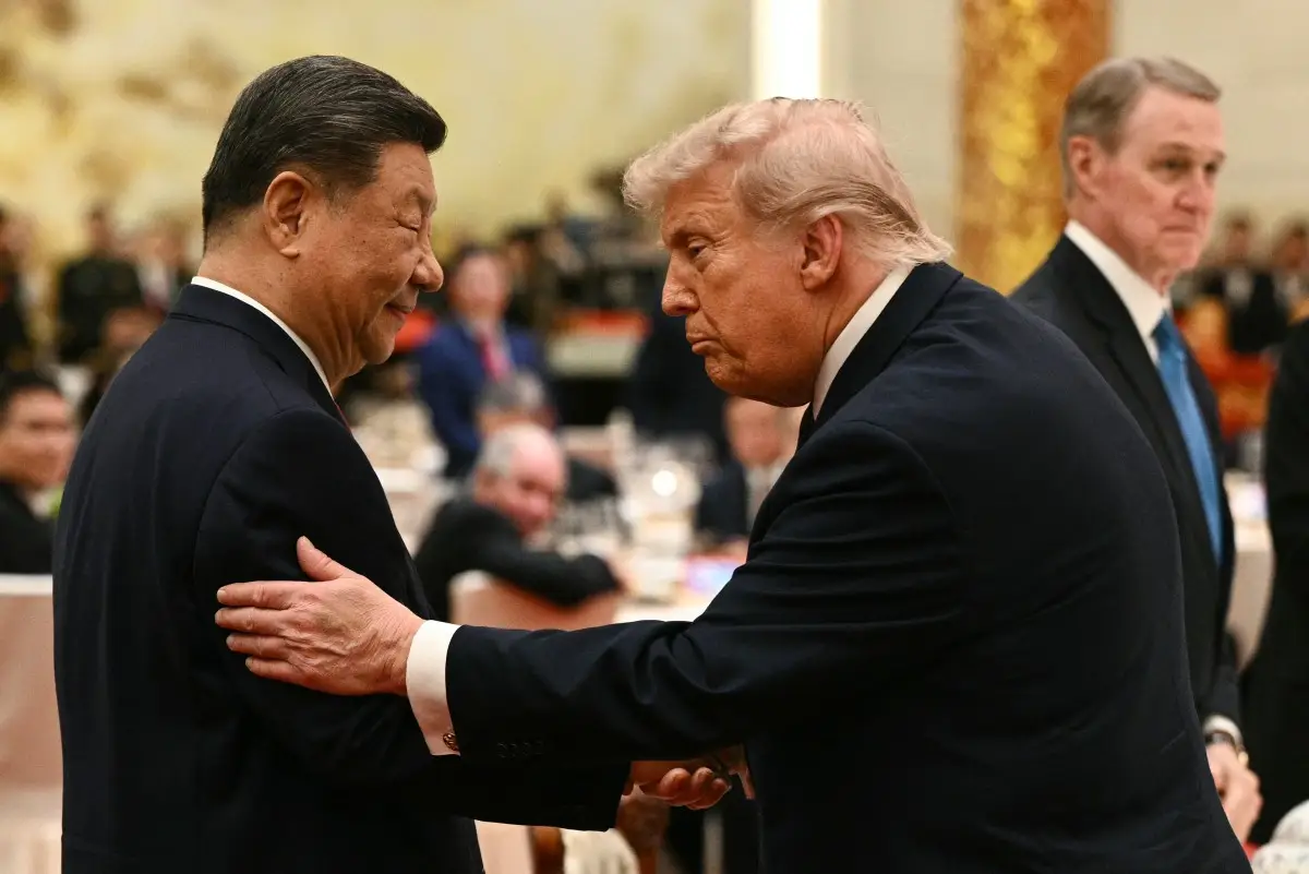 El presidente de China, Xi Jinping (izquierda), mira al presidente de los Estados Unidos, Donald Trump, mientras asisten a un banquete de estado en el Gran Salón del Pueblo en Beijing el 14 de mayo de 2026.