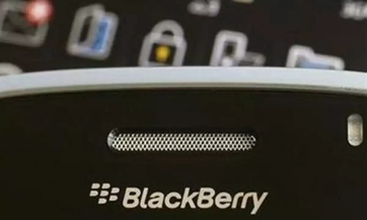 Los teléfonos BlackBerry podrían fortalecer las relaciones entre Google y los operadores de telefonía móvil. (Foto: Reuters)