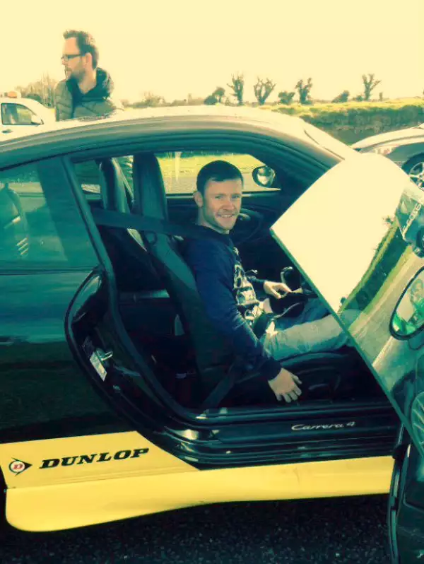 Su vida giraba en torno a coches lujosos, mujeres y alcohol.