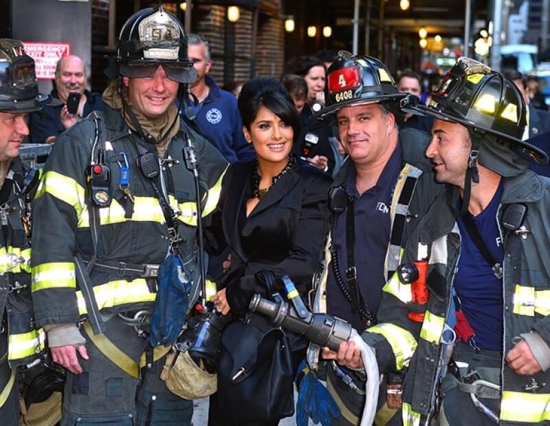Siempre divertida y accesible, la actriz se tomó fotos con los bomberos fuera del set.