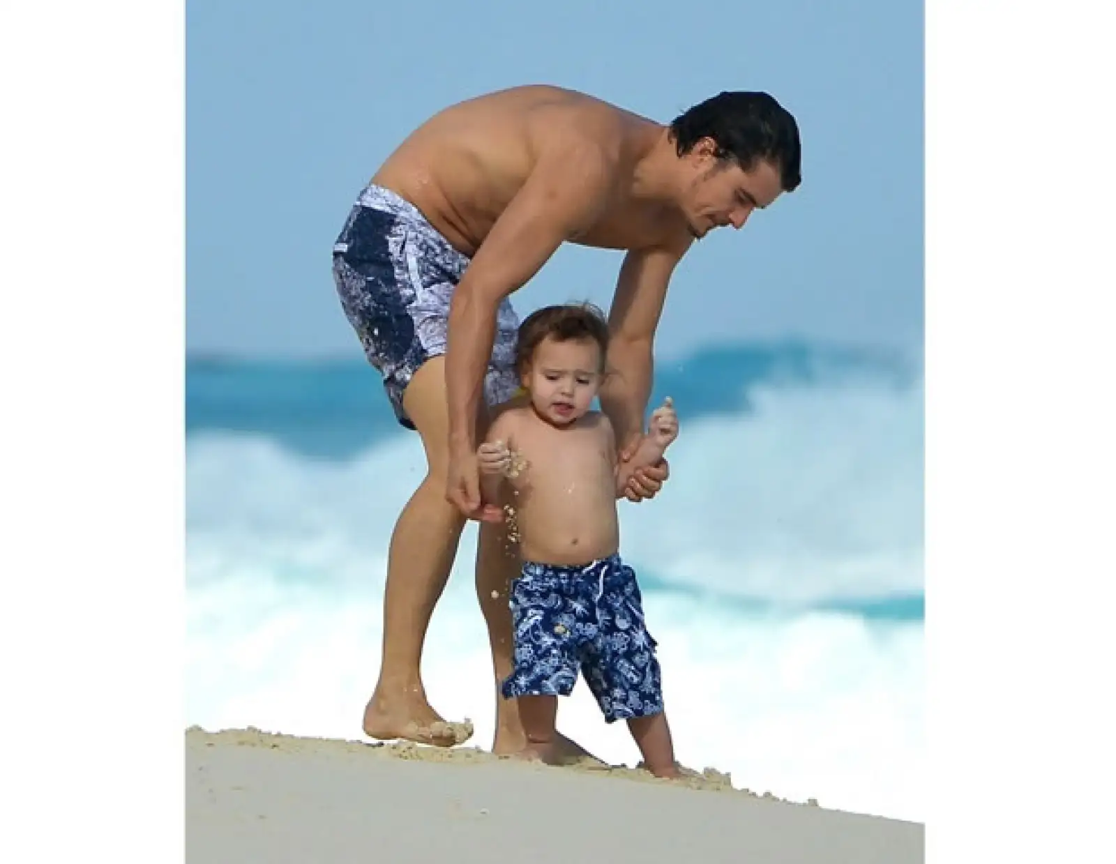 En su visita a Cancún, padre e hijo se divirtieron a lo grande a la orilla del mar.