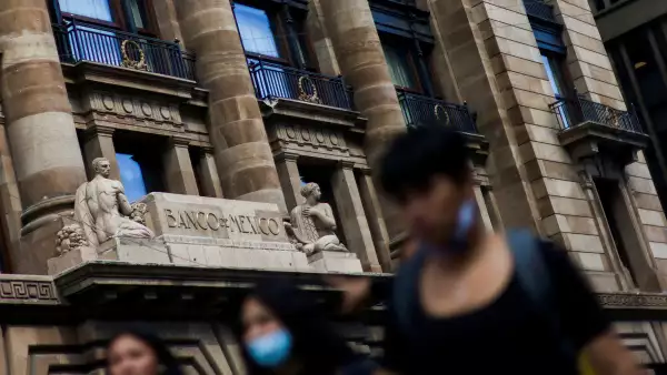 (Personas caminan frente a la fachada del  Banco de México en la CDMX)