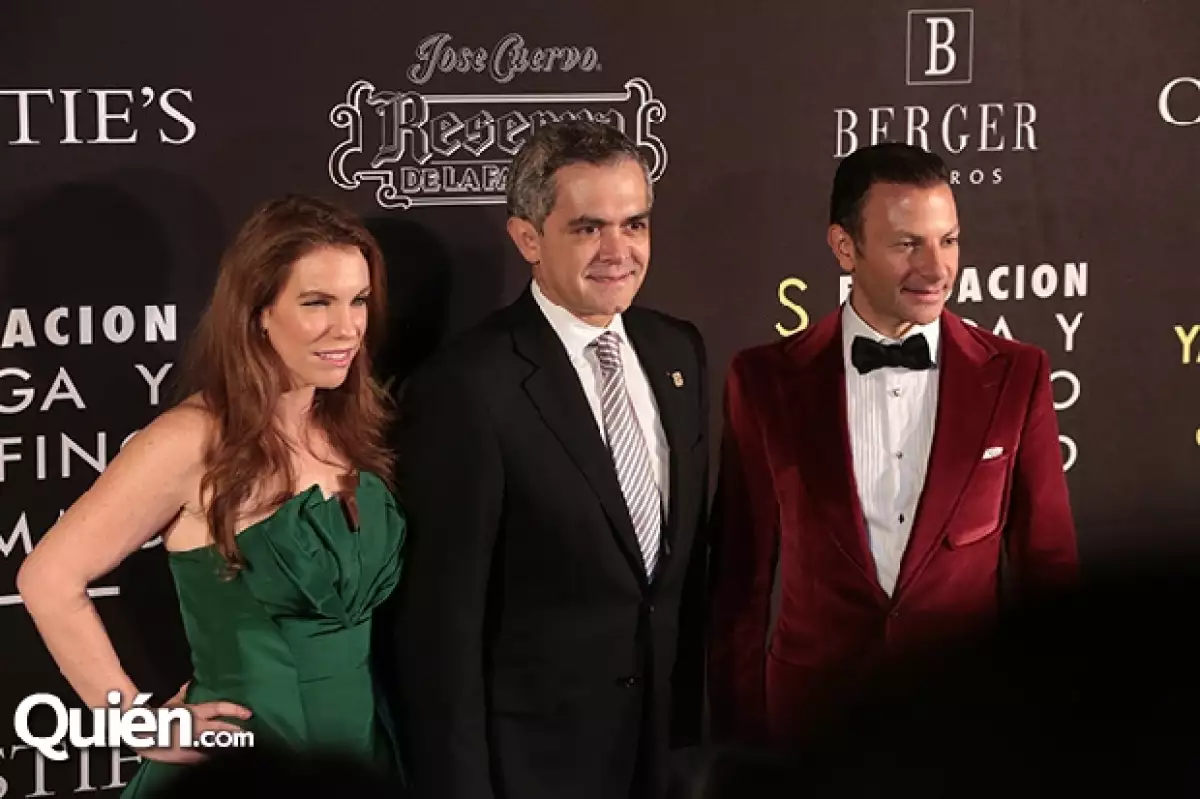Ninfa Salinas, Miguel Ángel Mancera y David Cohen durante la noche de gala por la inauguración de la exposición Obsesión Infinita de Yayoi Kusama.