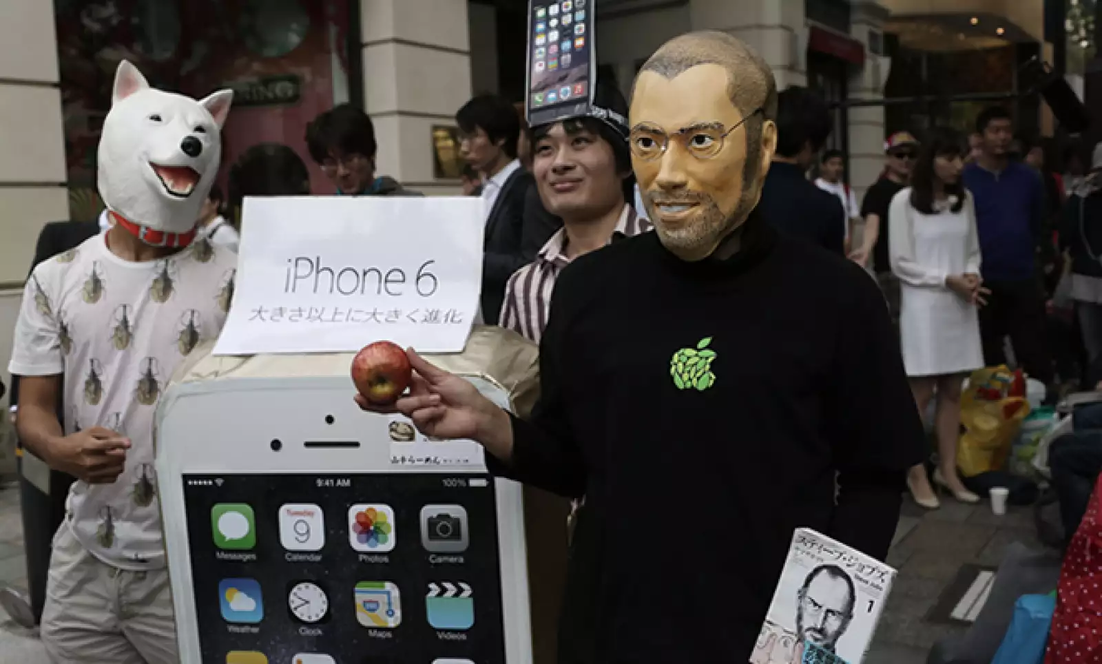 Un aficionado de Japón decidió ir por su iPhone 6 caracterizado como el creador de Apple.