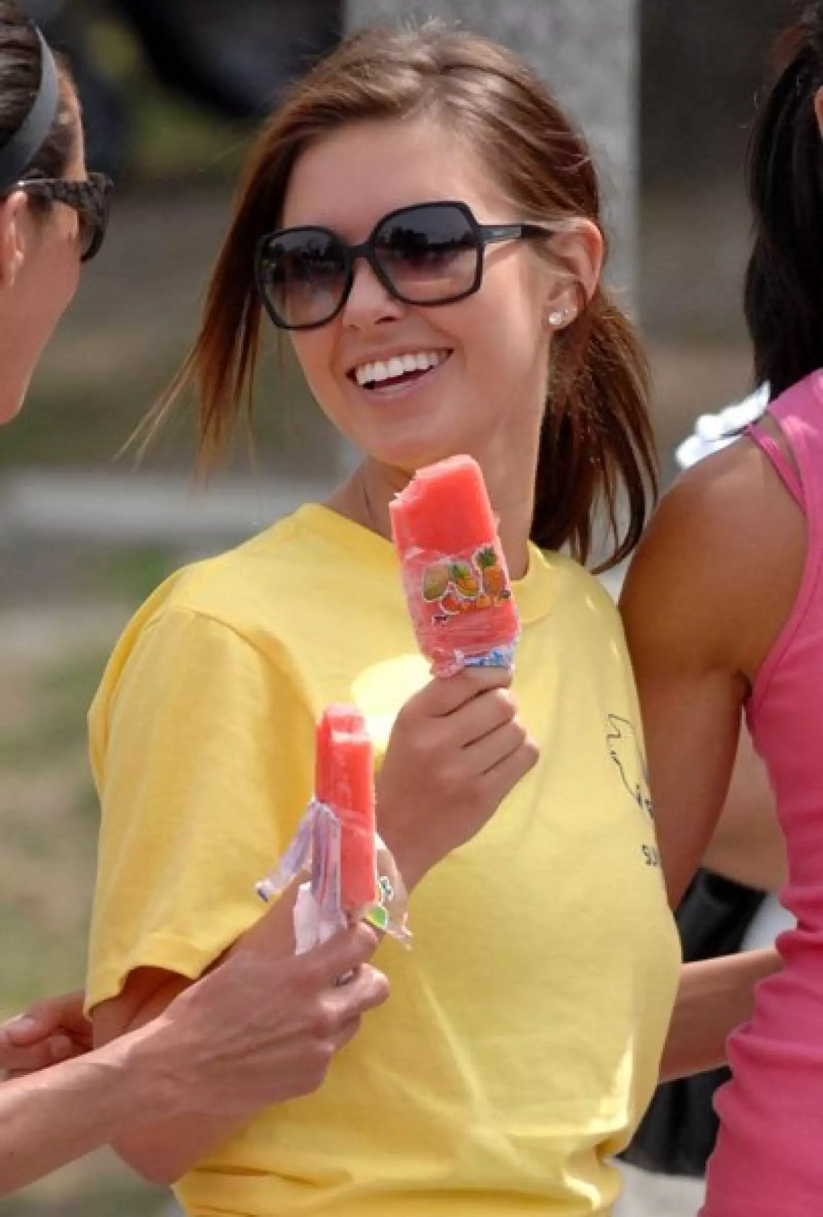 Audrina Patridge se refresca con una paleta helada tras correr un maratón benéfico en Los Ángeles.