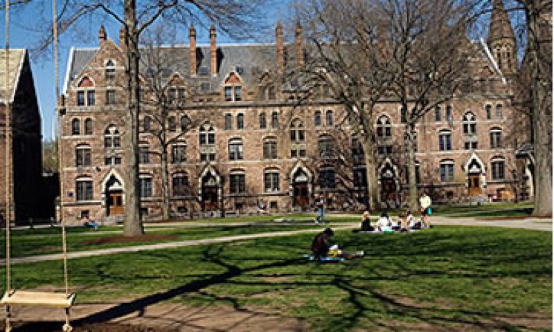 Un año en la escuela de Leyes de Yale puede costar más de 56,000 dólares. (Foto: CNNMoney )