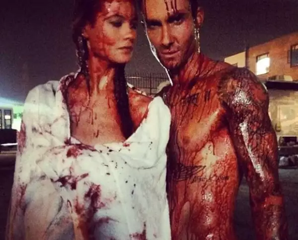 El vocalista de Maroon 5 no deja de presumir a su guapa esposa Behati Prinsloo.