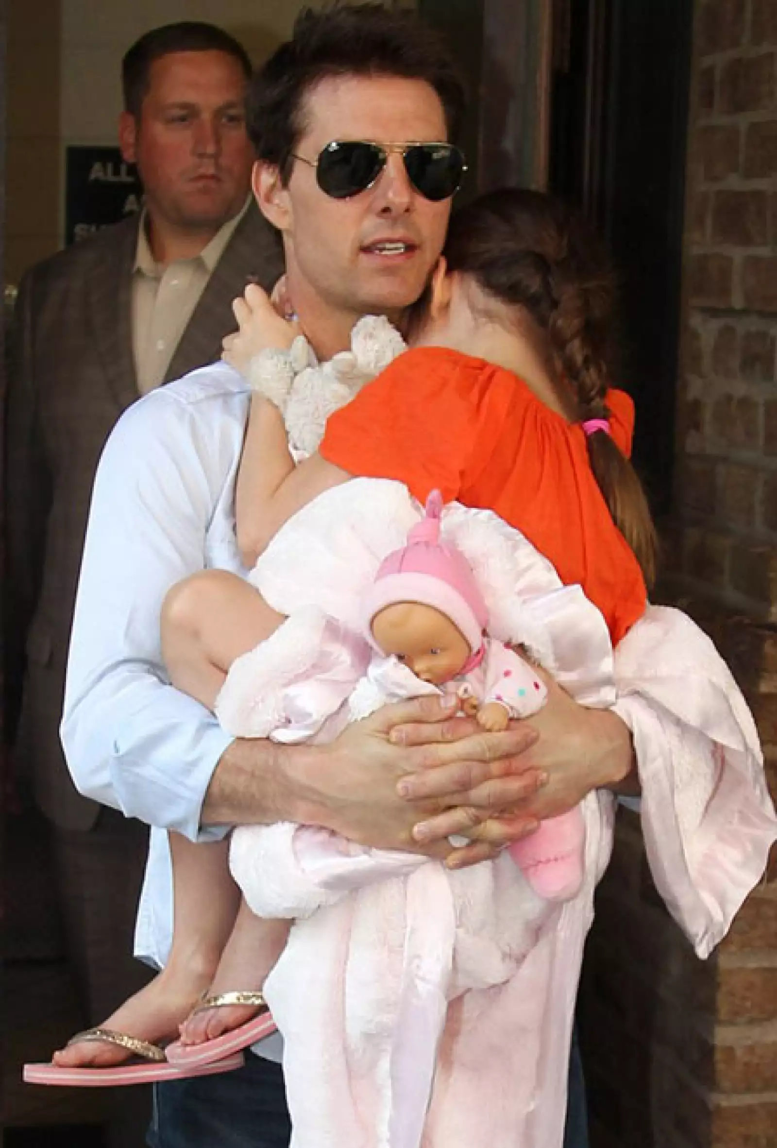Suri tuvo una época en que no salía sin su mantita rosa de Little Giraffe.