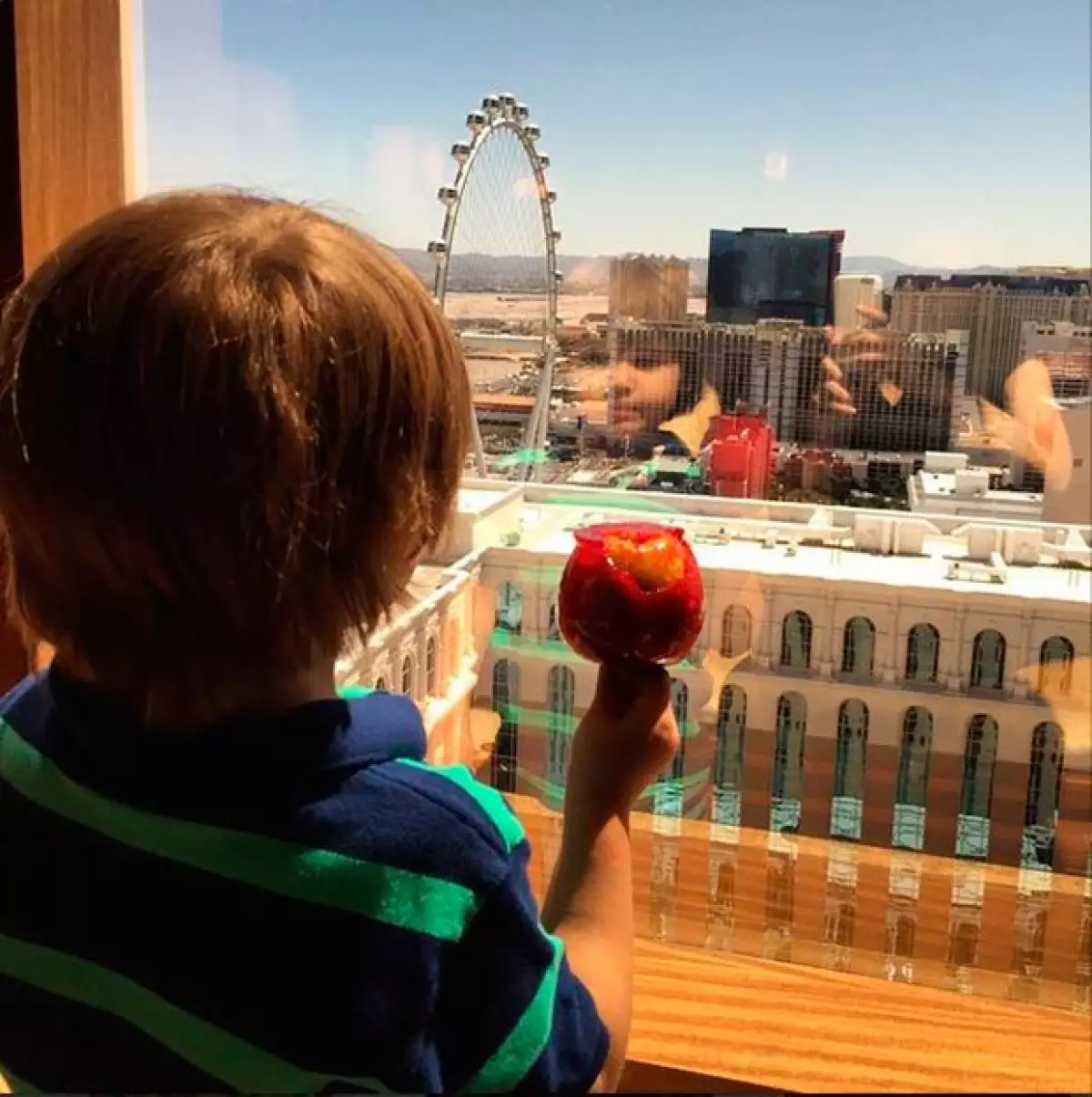 Matthew Alejandro admira el paisaje mientras disfruta de una manzana con caramelo.