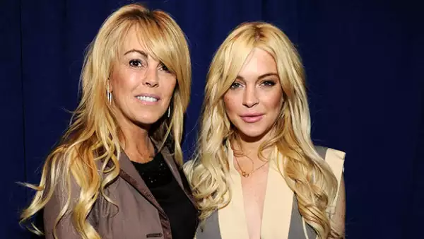No podría decirse que Dina Lohan es el mejor ejemplo para su hija quien acaba de salir de rehabilitación. Ayer por la noche Dina fue arrestada por conducir ebria.
