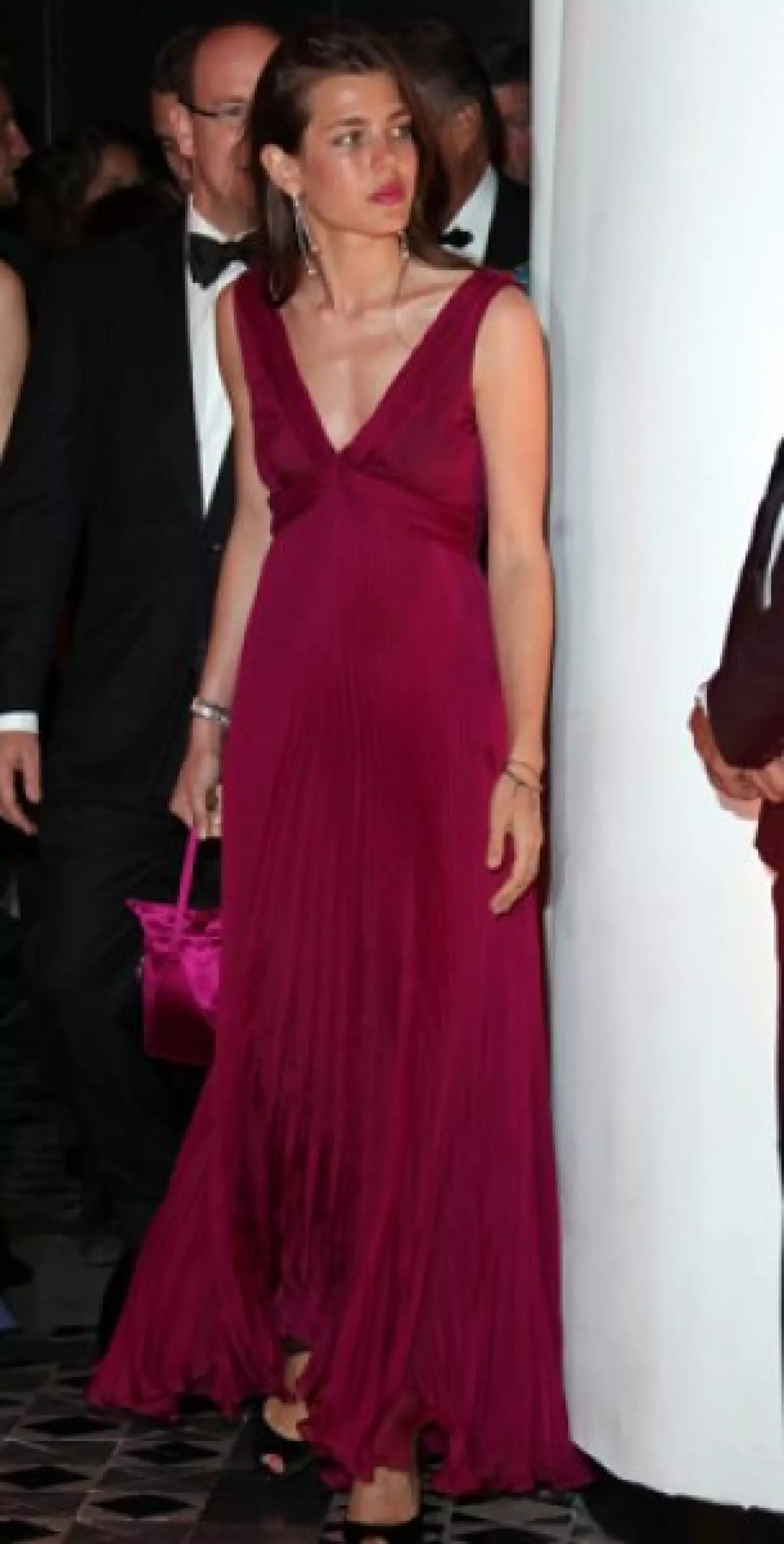 Charlotte Casiraghi usó un vestido largo plisado color frambuesa, con escote en V que la hizo destacar entre los invitados de lujo que asistieron a la gala por el Grand Prix.
