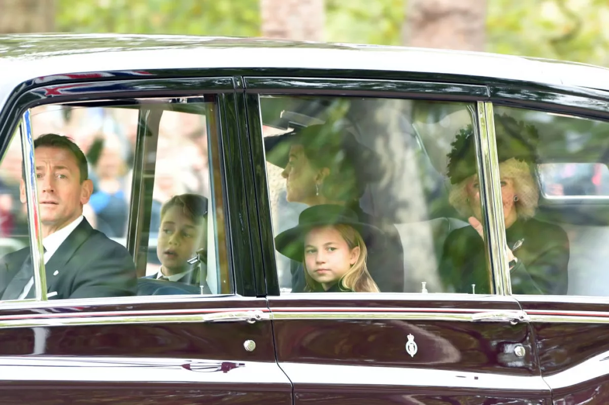 El príncipe George y la princesa Carlotte, la reinaconsorte Camlia y Kate
