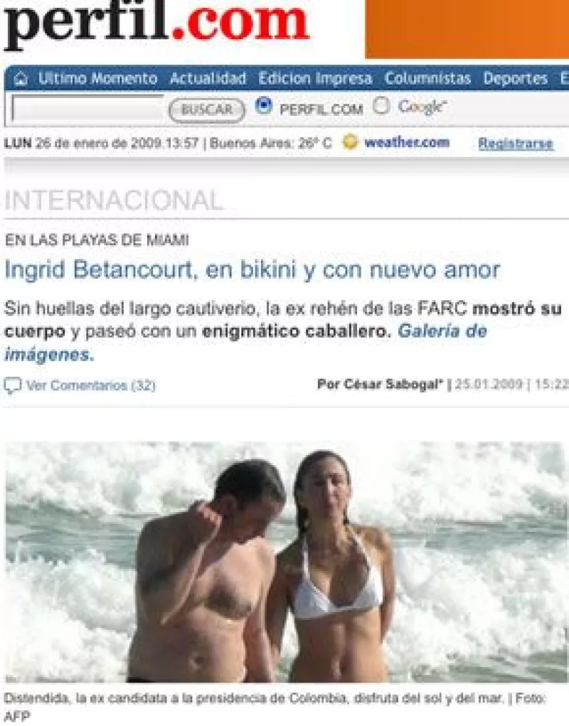 La ex rehén franco-colombiana fue captada en la playa con un hombre desconocido –que resultó ser su primo-.