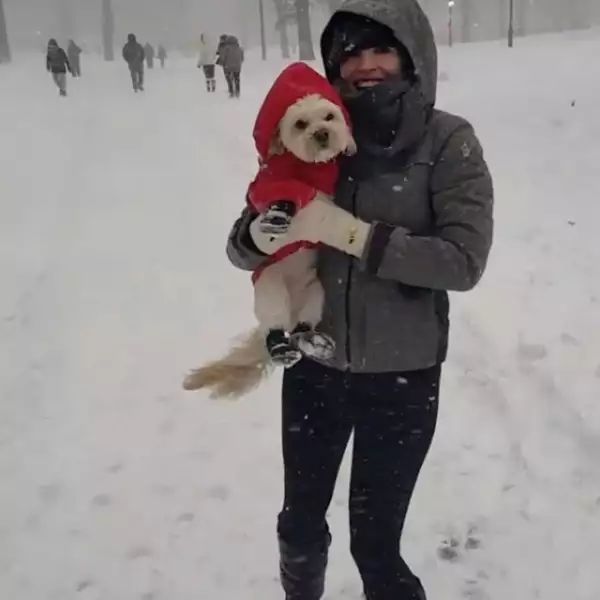 Jessica Chastain disfrutó del clima con su perro Chaplin.