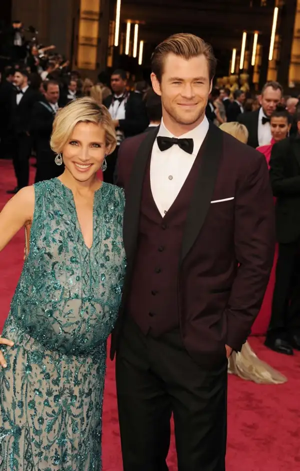 Elsa Pataky y Chris Hemsworth desfilando por la alfombra roja del Oscar.