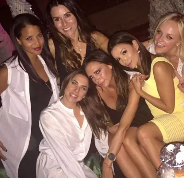 Victoria agradeció compartir la noche con sus amigas.